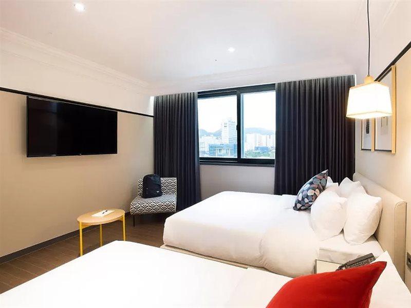 Brown Dot Hotel Jinju Buitenkant foto