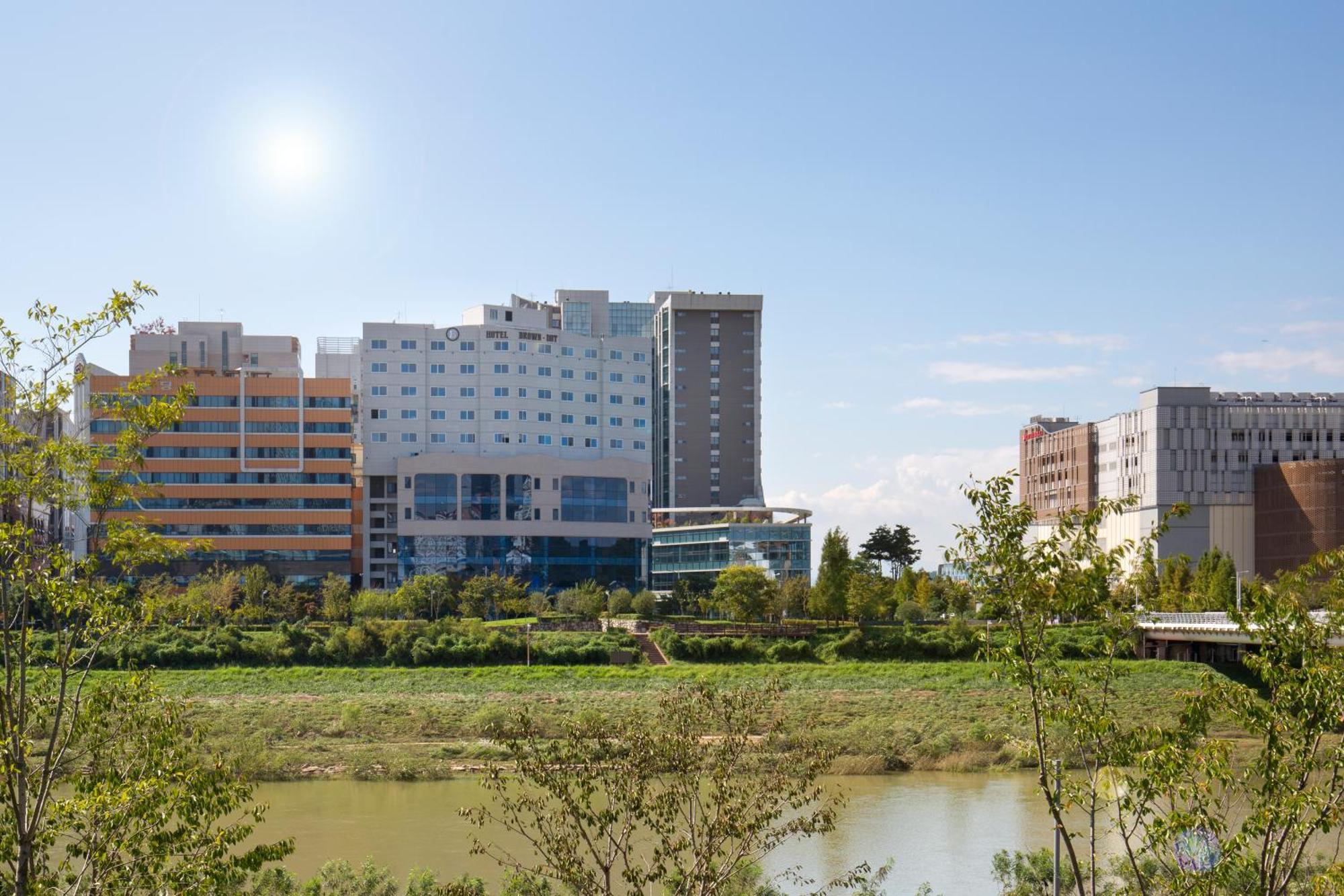 Brown Dot Hotel Jinju Buitenkant foto