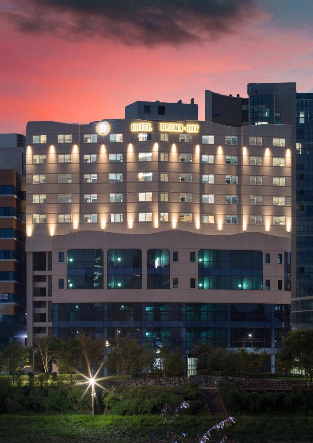 Brown Dot Hotel Jinju Buitenkant foto