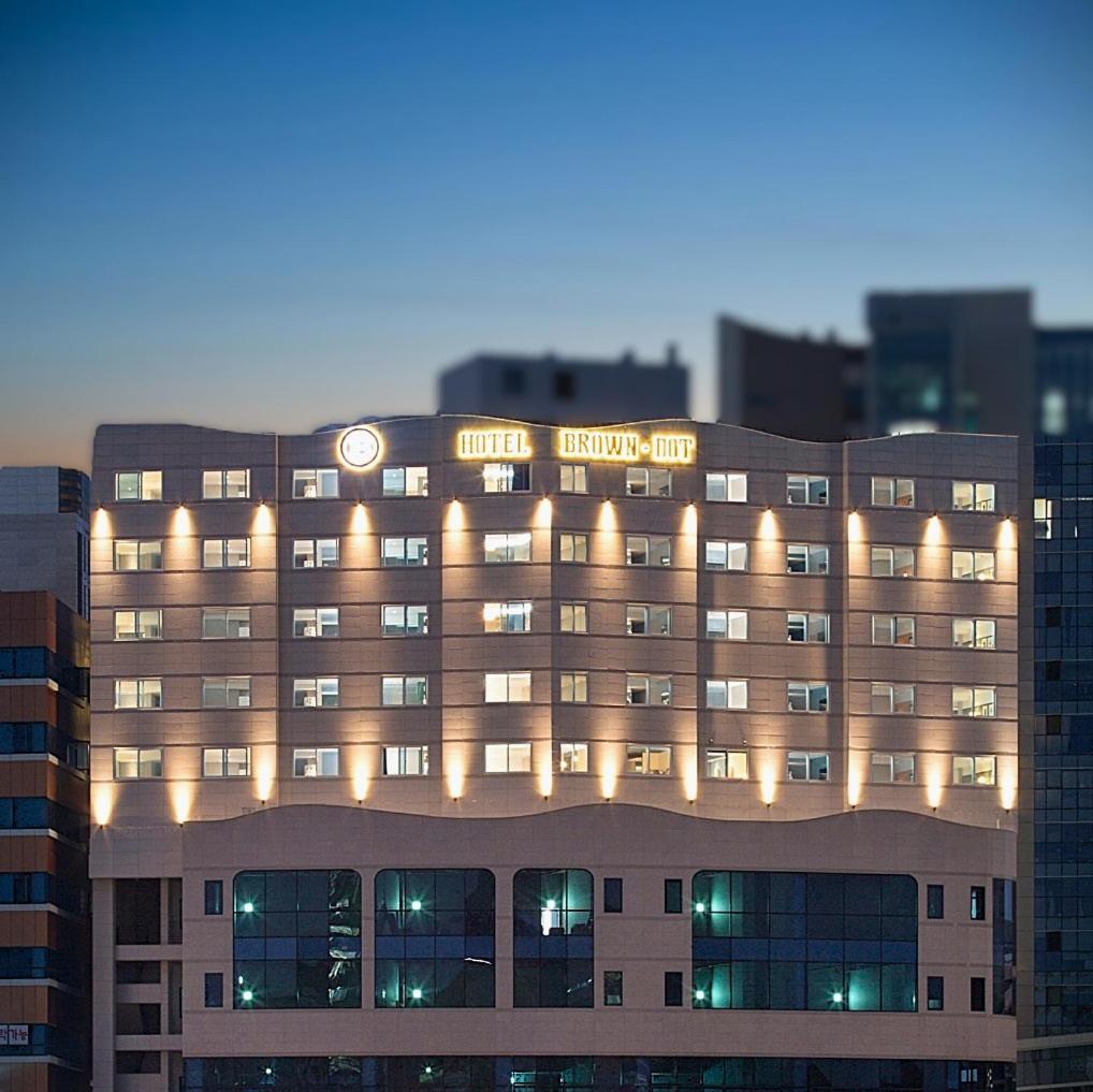 Brown Dot Hotel Jinju Buitenkant foto